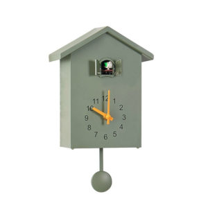horloge murale en forme de maison pour oiseau avec un coucou , de couleur verte kaki et présentée sur fond blanc