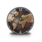 Horloge mapmonde noir et marron avec aiguilles vertes et chiffres en blancs