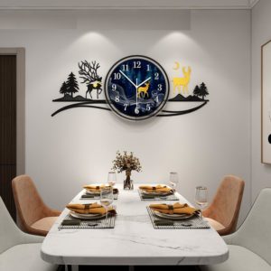 Horloge murale design avec un grand cadran d'horloge au milieu d'un paysage forestier avec des cerfs, en acrylique, elle est installée sur un mur dans une salle à manger, au dessus de la table à manger