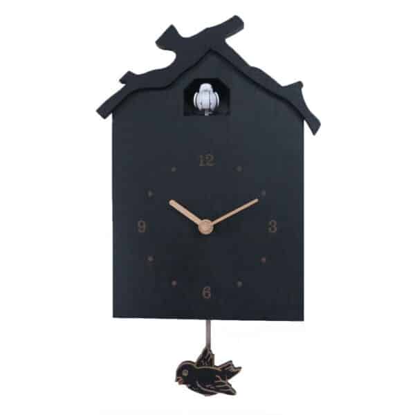 Horloge en bois en forme de maison pour oiseau noire avec un petit coucou blanc et des aiguilles marron