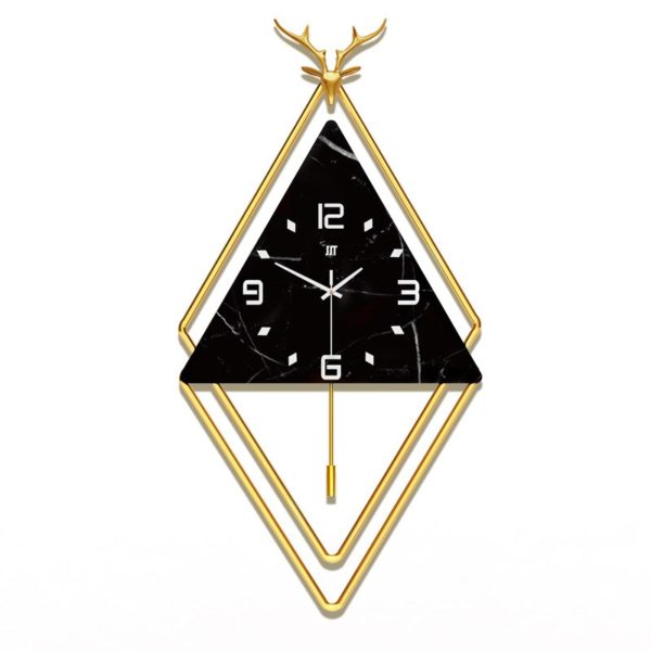 Horloge en forme de losange avec un tête de cerf sur le haut, de couleur dorée et noire , présentée sur fond blanc