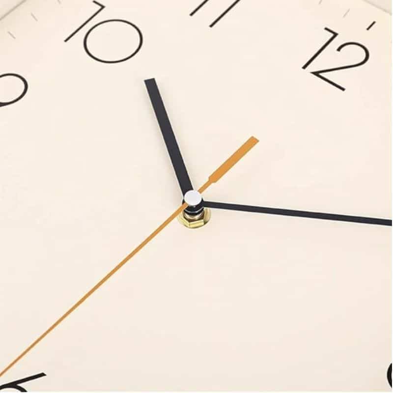 horloge murale industrielle vintage carrée zoom sur les aiguilles