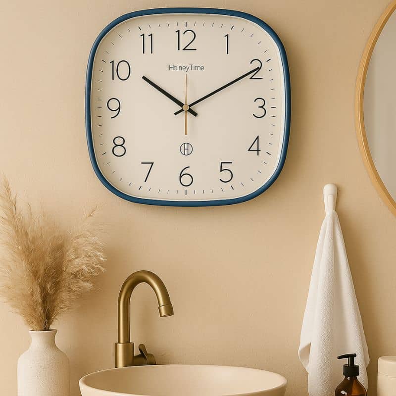 horloge murale industrielle vintage carrée bleue dans une salle de bain