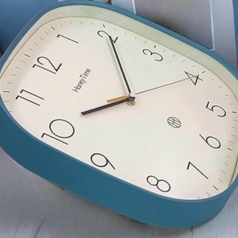 horloge murale industrielle vintage carrée bleue vue de côté