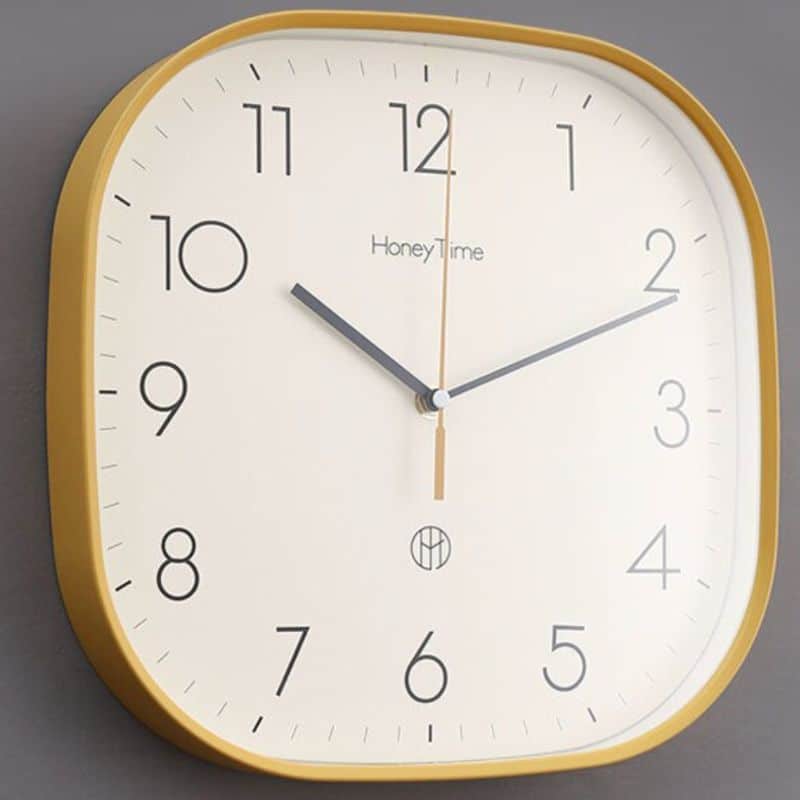 horloge_murale_industrielle_vintage_carrée_jaune_fond_gris