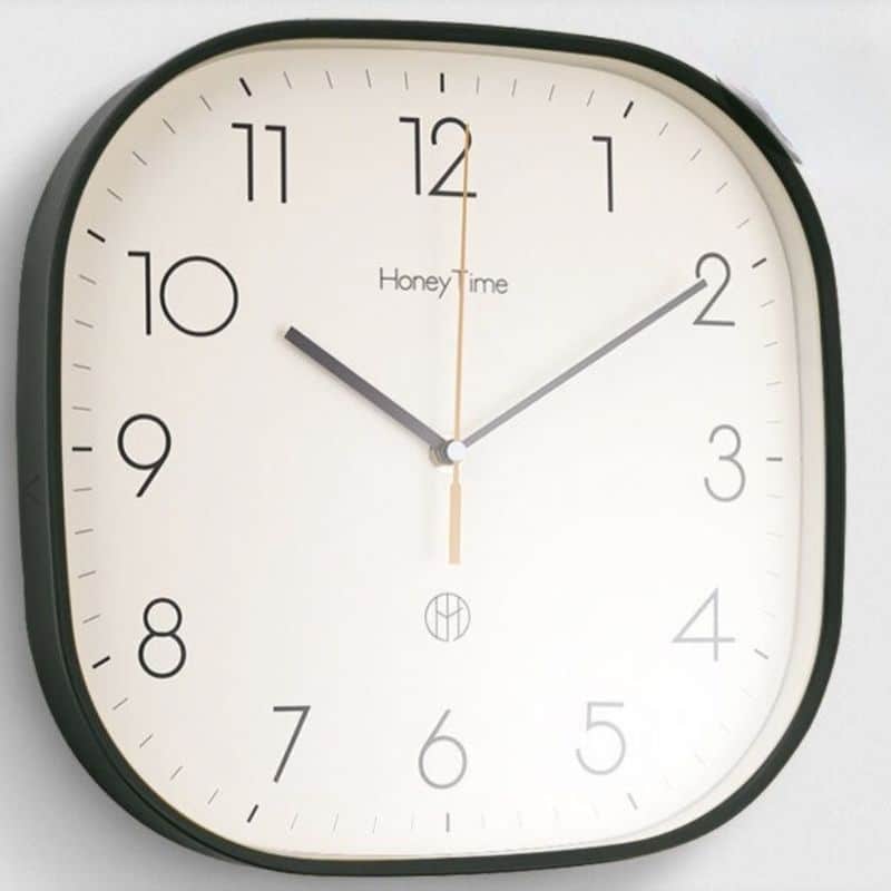 horloge_murale_industrielle_vintage_carrée_noire_fond_gris