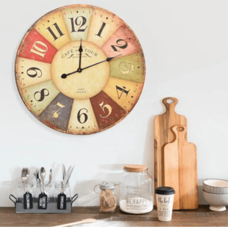 Horloge Murale Rétro Café de la Tour Multicolore fixée au mur au dessus de produits de cuisine