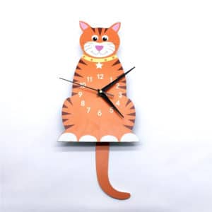Horloge murale pour enfant en forme de chat, dont la queue fait office de coucou , le cadran à aiguilles se trouve sur le ventre