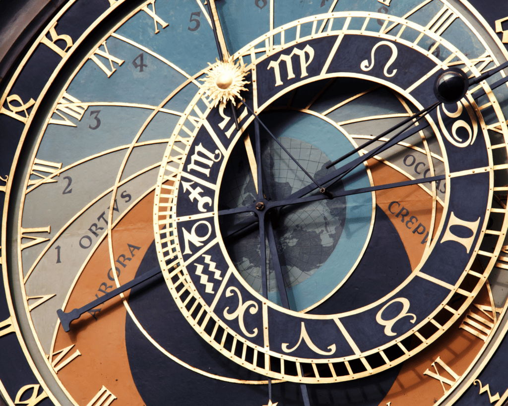 Horloge ancienne ornée d'or et de symboles
