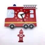 Horloge murale pour enfant avec un camion de pompier et avec une bouche d'incendie qui fait office de coucou