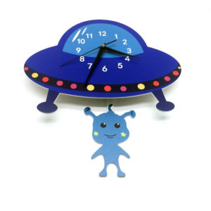 Horloge murale pour enfant en forme de vaisseau spatial, un petit alien fait office de coucou , le cadran à aiguilles se trouve sur le vaisseau qui est bleu