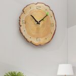 Horloge en bois de type scandinave avec les aiguilles noires et composé du 12, 3, 6, 9