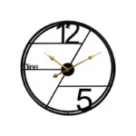 Horloge noir avec aiguille doré mécanisme apparent avec le chiffre 5, le chiffre douze et le chiffre nine