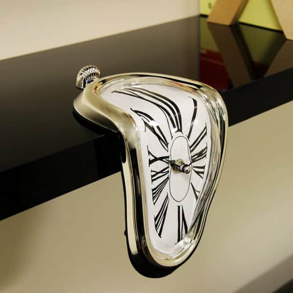 Horloge déformée grise style Salvador Dali avec cadran classique
