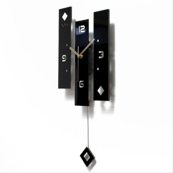 Horloge murale décorative noire style triptyque avec aiguilles et pendule, elle est présentée sur fond blanc