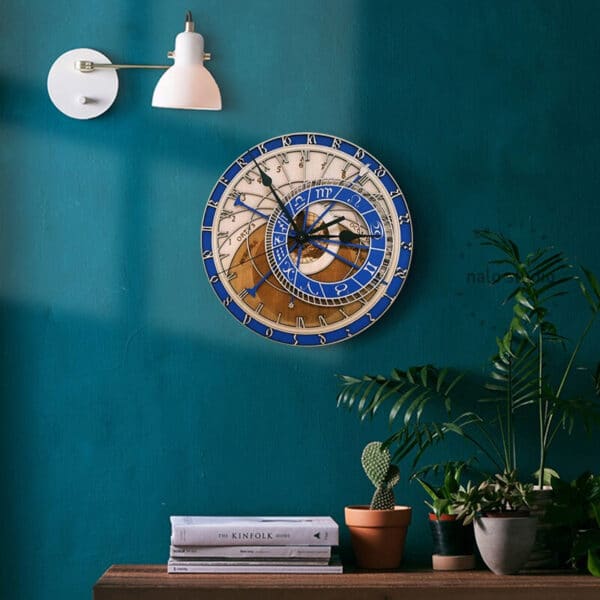 Horloge en bois de style astronomique arborant de belles couleurs bleues est installée sur un mur de couleur bleu canard au-dessus d'un bureau