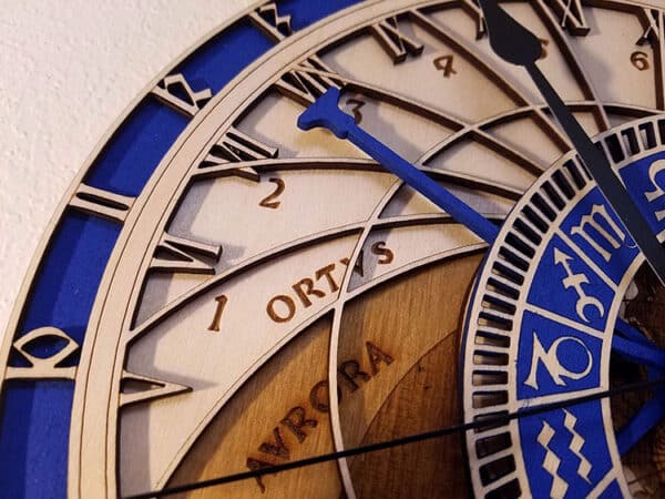 Horloge murale astronomique en bois 8c1be2de 1806 4d25 a591 204d45a92ffb