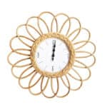 Horloge en rotin formant une fleur, le cadran est blanc