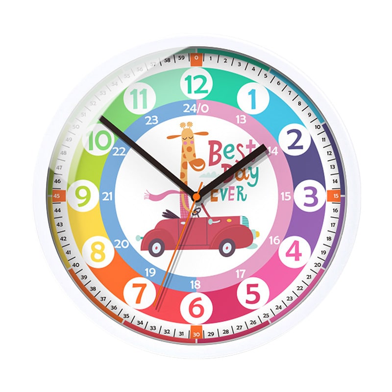 Horloge murale multicolore pour enfant avec un dessin d'une girafe conduisant une voiture rouge