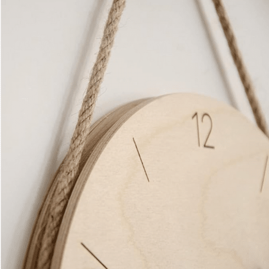 horloge murale bois style japonais vu de côté ajouré pour la corde