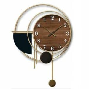 horloge design artistique en bois avec une décoration autour en métal dorée et noir avec un coucou design, présentée sur un fond blanc