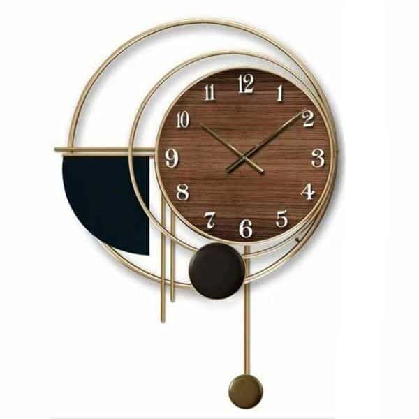 horloge design artistique en bois avec une décoration autour en métal dorée et noir avec un coucou design, présentée sur un fond blanc