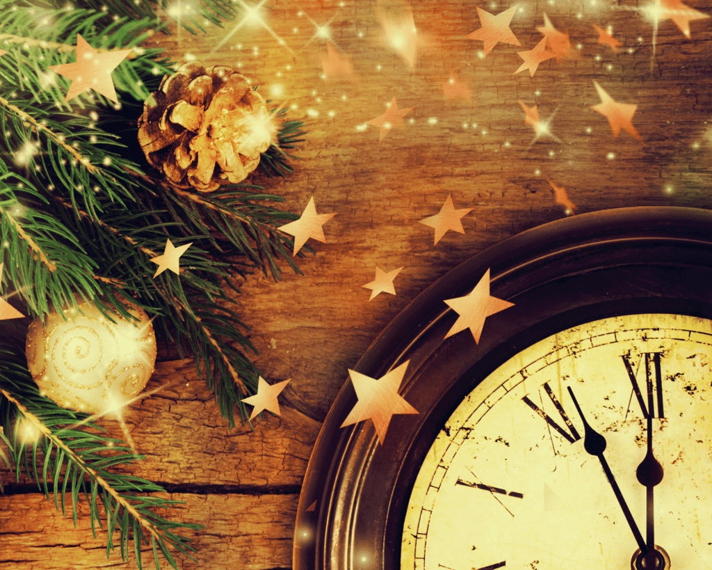 horloge murale posée sur une table entourée d'étoiles  et de pomme de pins pour Noel