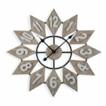 Horloge en bois style soleil présentée sur fond blanc