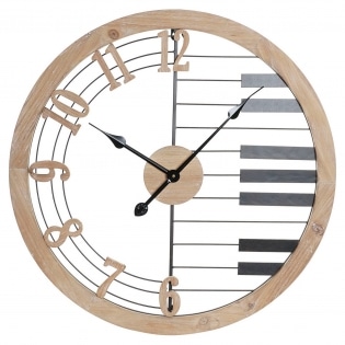 Horloge en bois clair avec des touches de piano