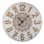 Horloge en bois blanc avec les chiffres et une rosas au centre de couleur dorée, présentée sur fond blanc