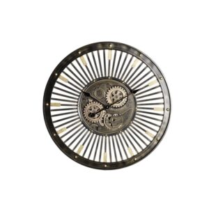 Horloge en métal élaborée avec son centre contenant des engrenages , elle est présentée sur fond blanc