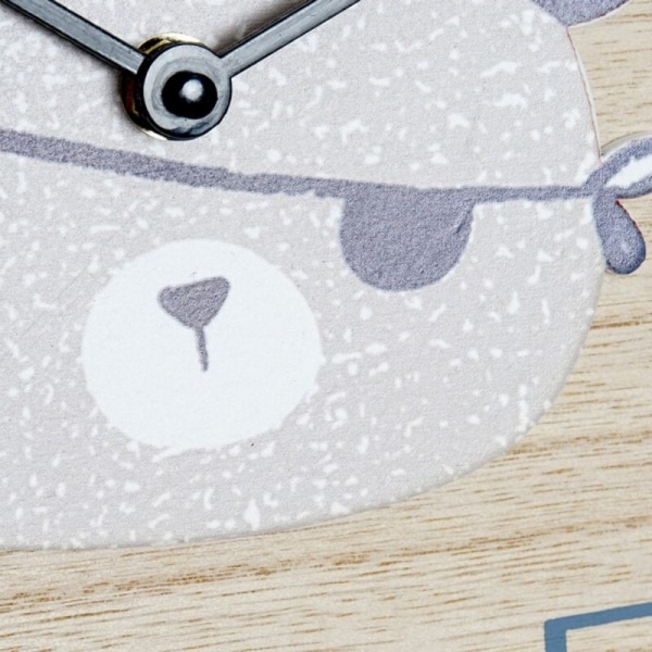 Horloge pour enfant, avec un motif au centre du cadran qui représenter un ourson avec un chapeau de pirate et un oeil couvert