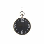 Horloge noire en fer, style vintage suspendue par un crochet doré, et présentée sur fond blanc