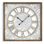 Horloge carrée en bois avec motif et chiffres romain , le bois est blanchi et l'horloge présentée sur fond blanc