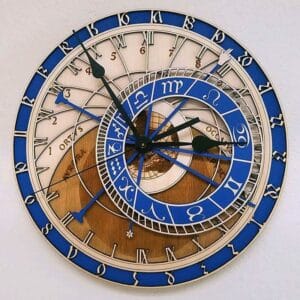horloge bleue style astrologique en bois avec de nombreux détails