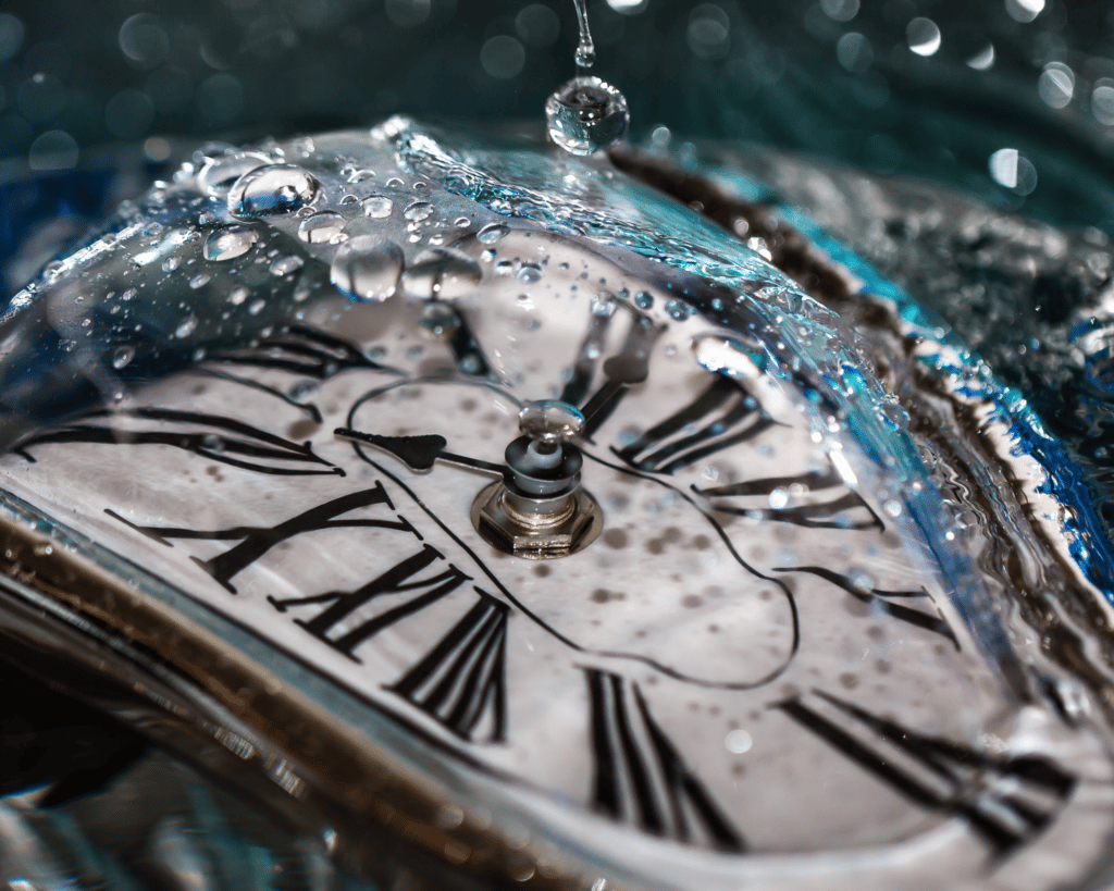 Horloge distordue pour illustrer le temps et la perception que l'on peut en avoir