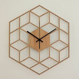 Horloge murale en bambou en forme de cube créatif 3D installée sur un mur blanc, avec aiguilles noires