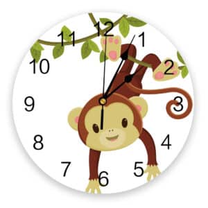 Horloge murale avec motif petit singe suspendu pour enfant présentée sur fond blanc