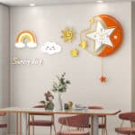 Grande horloge murale en métal orange représentant une étoile et une lune pour enfant installé dans une chambre d'enfant
