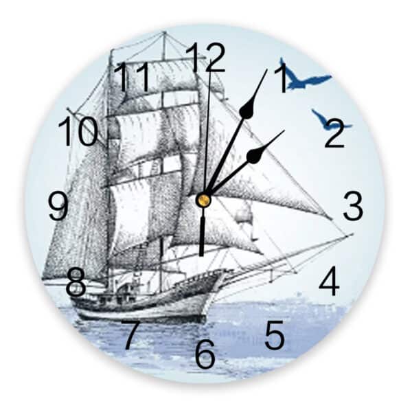 Horloge murale ronde avec dessin de bateau présentée sur fond blanc