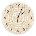 Horloge murale à motif mandala moderne beige présentée sur fond blanc