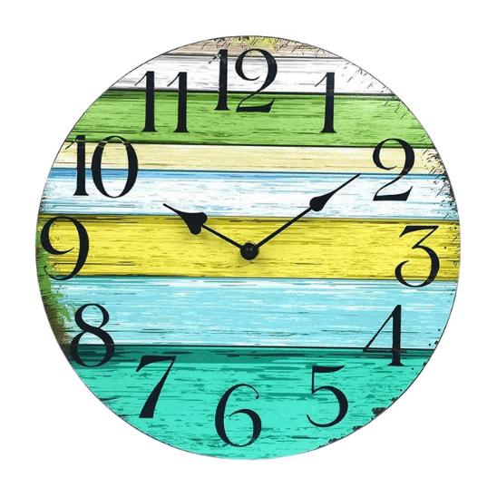 horloge murale en bois multicolore couleurs vertes, bleues, jaune. Sur fond blanc