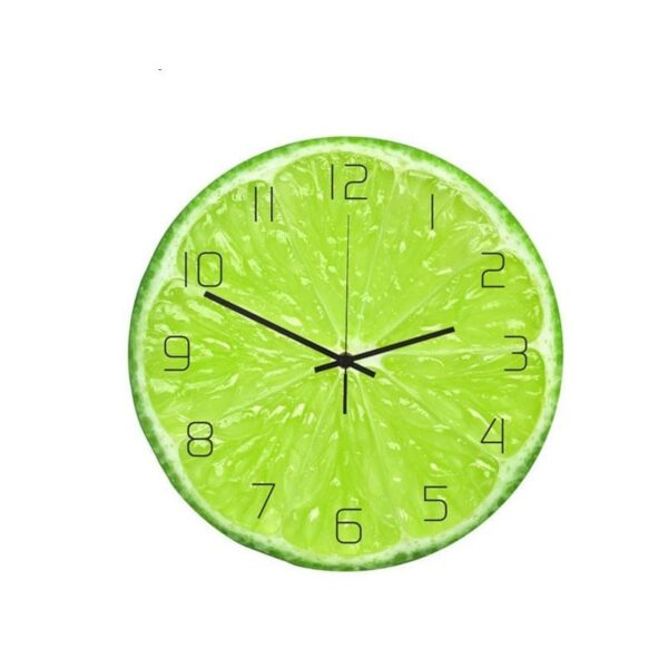 Horloge murale de cuisine en acrylique avec motif citron vert présentée sur fond blanc