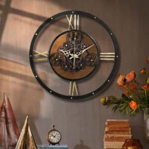 Horloge steampunk murale vintage, design moderne, accroché sur un mur, horloge à l'armature en métal noir et l'intérieur en bois marron.