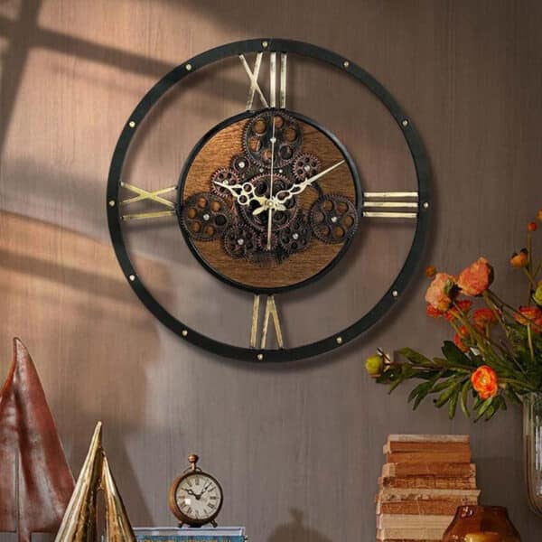 Horloge steampunk murale vintage, design moderne, accroché sur un mur, horloge à l'armature en métal noir et l'intérieur en bois marron.