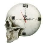 Horloge steampunk murale en forme de crâne avec chiffres romain, de couleur blanc avec aiguille rouge et noir