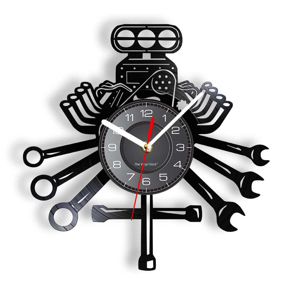 Horloge steampunk murale style design mécanicien auto, avec des formes d'outil et de moteur à piston, de couleur noire, découpée au laser à base de vieux disques vinyle