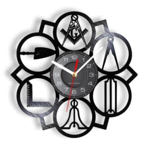 Horloge steampunk murale vintage en vinyle avec logos maçonniques, de couleur noir avec au centre l'horloge et autour des signes maçonniques