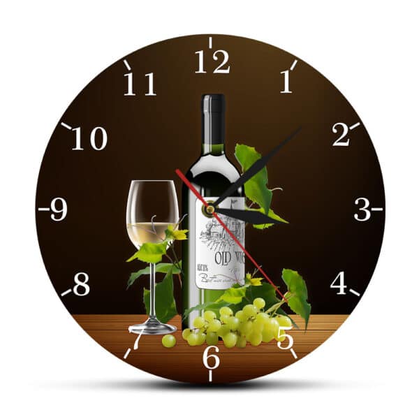 Horloge murale de cuisine en acrylique avec bouteille et verre de vin présentée sur fond blanc