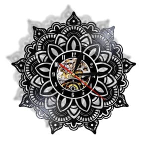 Horloge murale mandala vinyle présentée sur fond blanc